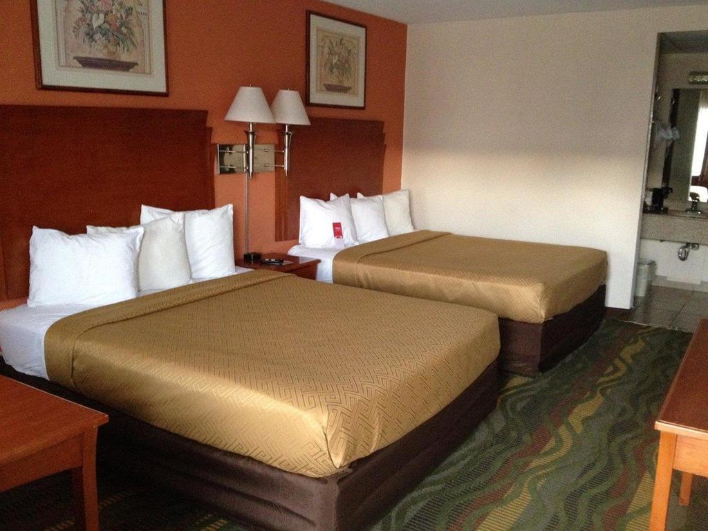 Econo Lodge Mcpherson Экстерьер фото