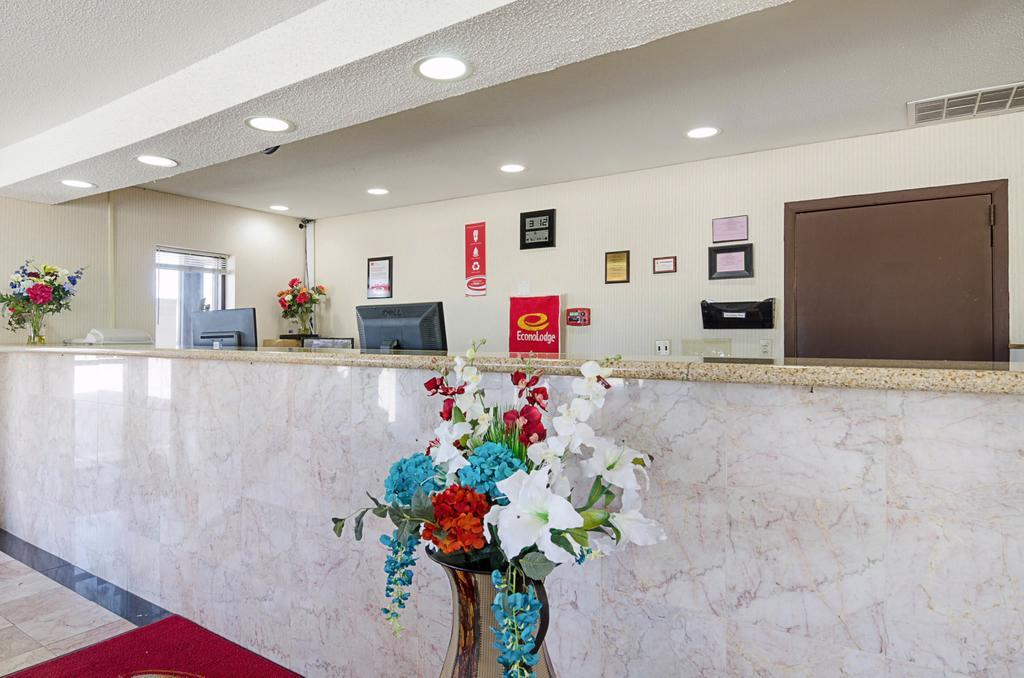 Econo Lodge Mcpherson Экстерьер фото