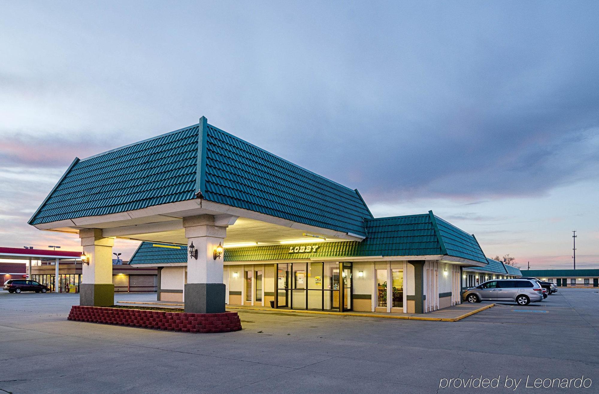 Econo Lodge Mcpherson Экстерьер фото