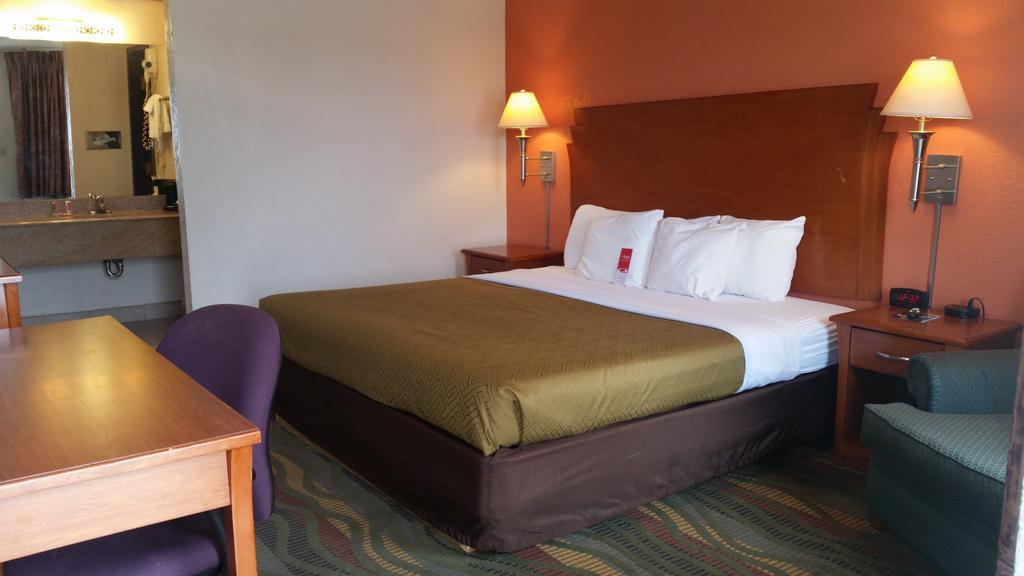 Econo Lodge Mcpherson Экстерьер фото