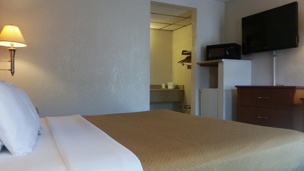 Econo Lodge Mcpherson Экстерьер фото