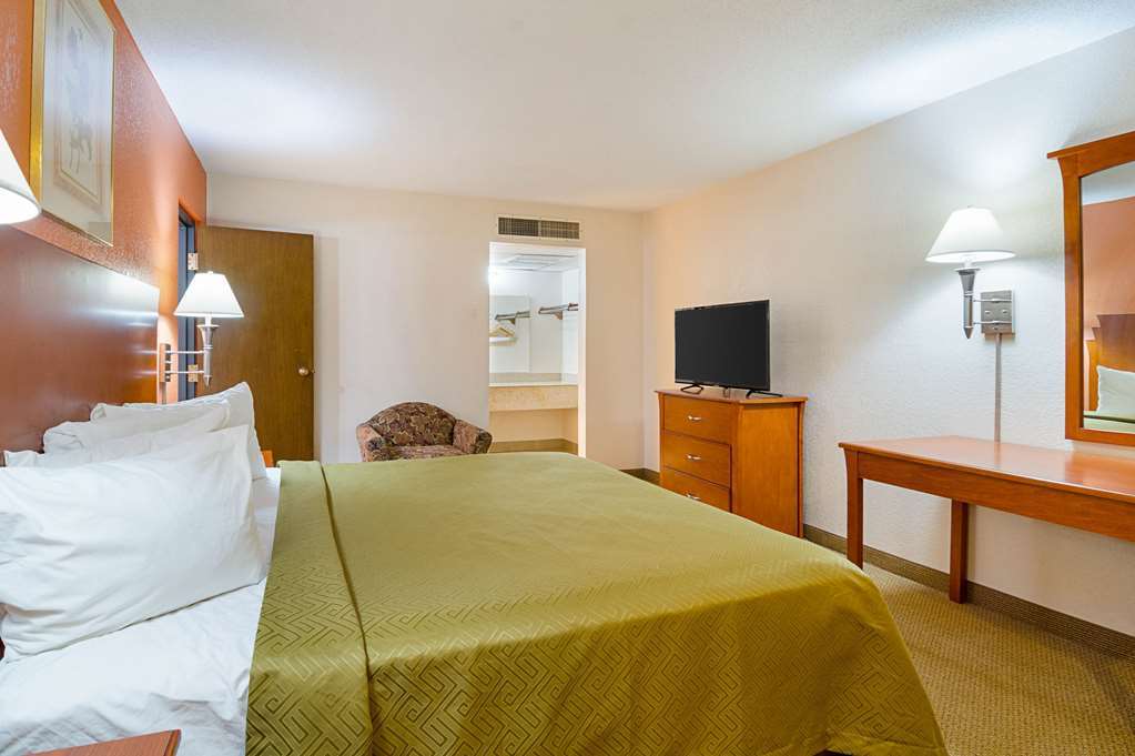 Econo Lodge Mcpherson Номер фото