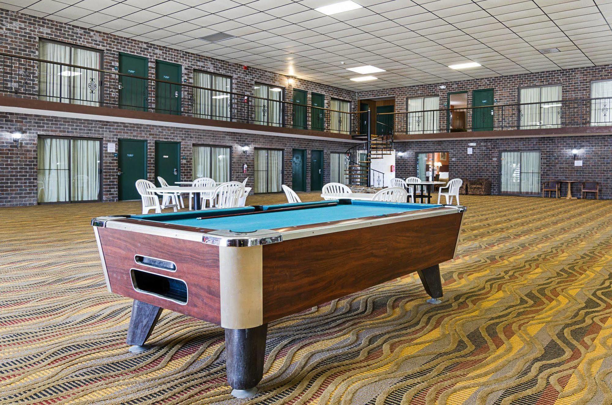 Econo Lodge Mcpherson Экстерьер фото